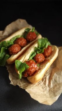 Köfteli sandviç fast food et yemeği taze gurme yemek arkaplan masa üzerinde rustik gıda üst görünüm fotokopi alanı