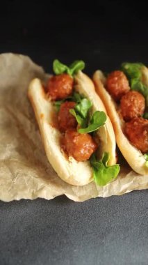 Köfteli sandviç fast food et yemeği taze gurme yemek arkaplan masa üzerinde rustik gıda üst görünüm fotokopi alanı