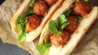 Köfteli sandviç fast food et yemeği taze gurme yemek arkaplan masa üzerinde rustik gıda üst görünüm fotokopi alanı