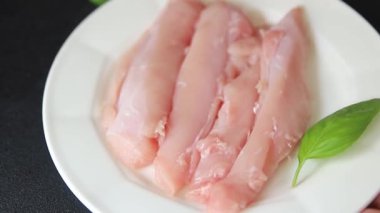 Tavşan eti çiğ fileto taze gurme yemek arkaplanı masa üzerinde rustik gıda üst görünüm kopyalama alanı