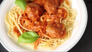 Köfteli spagetti domates sosu. İtalyan tarifi. Sofrada taze gurme yemek arkaplanı.