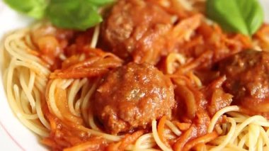 Köfteli spagetti domates sosu. İtalyan tarifi. Sofrada taze gurme yemek arkaplanı.