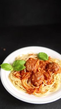 Köfteli spagetti domates sosu. İtalyan tarifi. Sofrada taze gurme yemek arkaplanı.