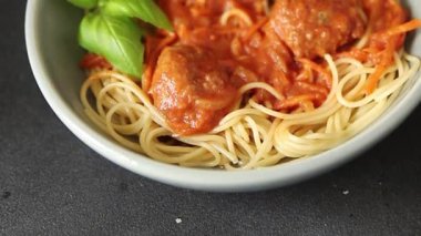 Köfteli spagetti domates sosu. İtalyan tarifi. Sofrada taze gurme yemek arkaplanı.