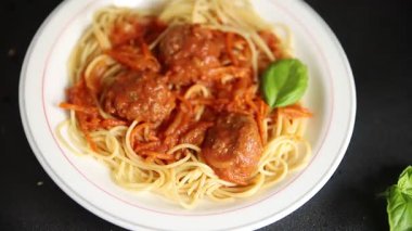Köfteli spagetti domates sosu. İtalyan tarifi. Sofrada taze gurme yemek arkaplanı.