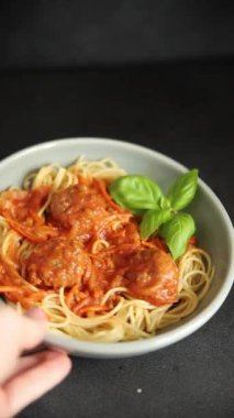 Köfteli spagetti domates sosu. İtalyan tarifi. Sofrada taze gurme yemek arkaplanı.