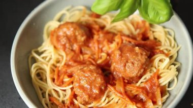 Köfteli spagetti domates sosu. İtalyan tarifi. Sofrada taze gurme yemek arkaplanı.