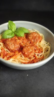 Köfteli spagetti domates sosu. İtalyan tarifi. Sofrada taze gurme yemek arkaplanı.