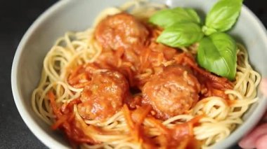 Köfteli spagetti domates sosu. İtalyan tarifi. Sofrada taze gurme yemek arkaplanı.