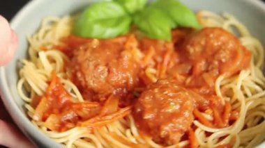 Köfteli spagetti domates sosu. İtalyan tarifi. Sofrada taze gurme yemek arkaplanı.