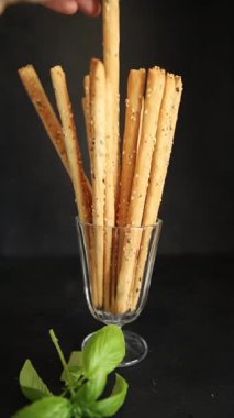 Grissini ekmeği tam tahıllı mısır gevreği taze lezzetli gurme yemek arkaplanı masa rustik gıda üst görünüm fotokopi alanı