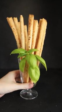 Grissini ekmeği tam tahıllı mısır gevreği taze lezzetli gurme yemek arkaplanı masa rustik gıda üst görünüm fotokopi alanı