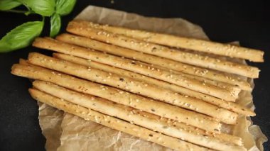 Grissini ekmeği tam tahıllı mısır gevreği taze lezzetli gurme yemek arkaplanı masa rustik gıda üst görünüm fotokopi alanı