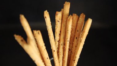 Grissini ekmeği tam tahıllı mısır gevreği taze lezzetli gurme yemek arkaplanı masa rustik gıda üst görünüm fotokopi alanı