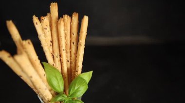 Grissini ekmeği tam tahıllı mısır gevreği taze lezzetli gurme yemek arkaplanı masa rustik gıda üst görünüm fotokopi alanı