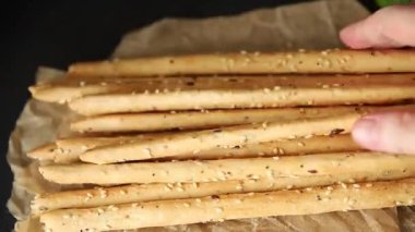 Grissini ekmeği tam tahıllı mısır gevreği taze lezzetli gurme yemek arkaplanı masa rustik gıda üst görünüm fotokopi alanı