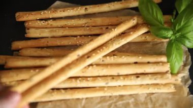 Grissini ekmeği tam tahıllı mısır gevreği taze lezzetli gurme yemek arkaplanı masa rustik gıda üst görünüm fotokopi alanı