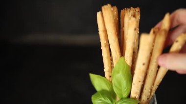 Grissini ekmeği tam tahıllı mısır gevreği taze lezzetli gurme yemek arkaplanı masa rustik gıda üst görünüm fotokopi alanı