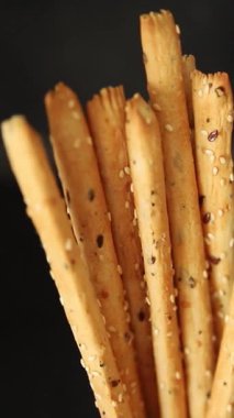 Grissini ekmeği tam tahıllı mısır gevreği taze lezzetli gurme yemek arkaplanı masa rustik gıda üst görünüm fotokopi alanı
