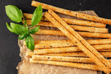 Grissini ekmeği tam tahıllı mısır gevreği taze lezzetli gurme yemek arkaplanı masa rustik gıda üst görünüm fotokopi alanı