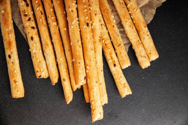 Grissini ekmeği tam tahıllı mısır gevreği taze lezzetli gurme yemek arkaplanı masa rustik gıda üst görünüm fotokopi alanı