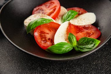 Caprese salatası mozzarella ve domates, fesleğen taze lezzetli gurme yemek arkaplan masa üzerinde rustik gıda üst görünüm fotokopi alanı keto ve paleo diyet vegan ve vegan gıda