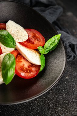 Caprese salatası mozzarella ve domates, fesleğen taze lezzetli gurme yemek arkaplan masa üzerinde rustik gıda üst görünüm fotokopi alanı keto ve paleo diyet vegan ve vegan gıda
