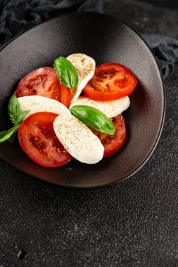 Caprese salatası mozzarella ve domates, fesleğen taze lezzetli gurme yemek arkaplan masa üzerinde rustik gıda üst görünüm fotokopi alanı keto ve paleo diyet vegan ve vegan gıda
