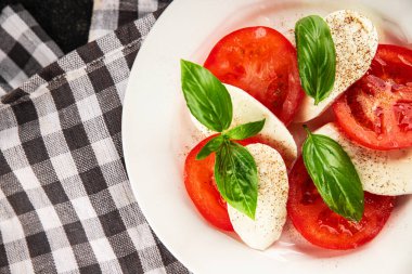 Caprese salatası mozzarella ve domates, fesleğen taze lezzetli gurme yemek arkaplan masa üzerinde rustik gıda üst görünüm fotokopi alanı keto ve paleo diyet vegan ve vegan gıda