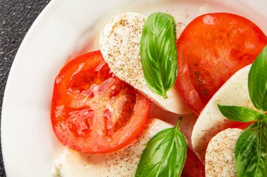 Caprese salatası mozzarella ve domates, fesleğen taze lezzetli gurme yemek arkaplan masa üzerinde rustik gıda üst görünüm fotokopi alanı keto ve paleo diyet vegan ve vegan gıda
