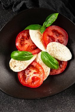 Caprese salatası mozzarella ve domates, fesleğen taze lezzetli gurme yemek arkaplan masa üzerinde rustik gıda üst görünüm fotokopi alanı keto ve paleo diyet vegan ve vegan gıda