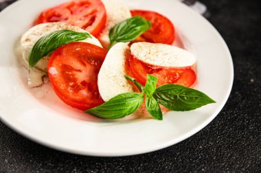 Caprese salatası mozzarella ve domates, fesleğen taze lezzetli gurme yemek arkaplan masa üzerinde rustik gıda üst görünüm fotokopi alanı keto ve paleo diyet vegan ve vegan gıda