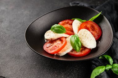 Caprese salatası mozzarella ve domates, fesleğen taze lezzetli gurme yemek arkaplan masa üzerinde rustik gıda üst görünüm fotokopi alanı keto ve paleo diyet vegan ve vegan gıda