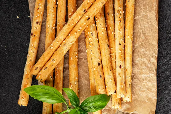 Grissini ekmeği tam tahıllı mısır gevreği taze lezzetli gurme yemek arkaplanı masa rustik gıda üst görünüm fotokopi alanı