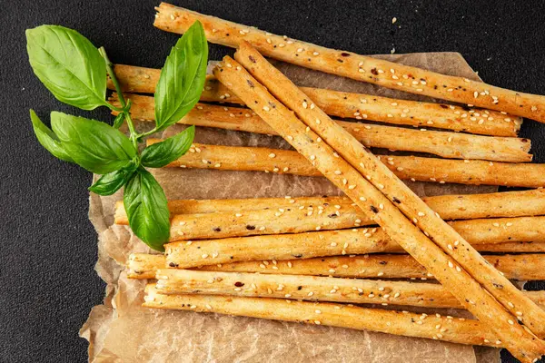 Grissini ekmeği tam tahıllı mısır gevreği taze lezzetli gurme yemek arkaplanı masa rustik gıda üst görünüm fotokopi alanı