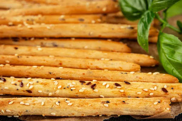Grissini ekmeği tam tahıllı mısır gevreği taze lezzetli gurme yemek arkaplanı masa rustik gıda üst görünüm fotokopi alanı