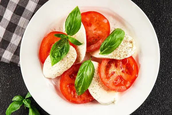 Caprese salatası mozzarella ve domates, fesleğen taze lezzetli gurme yemek arkaplan masa üzerinde rustik gıda üst görünüm fotokopi alanı keto ve paleo diyet vegan ve vegan gıda