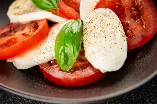 Caprese salatası mozzarella ve domates, fesleğen taze lezzetli gurme yemek arkaplan masa üzerinde rustik gıda üst görünüm fotokopi alanı keto ve paleo diyet vegan ve vegan gıda