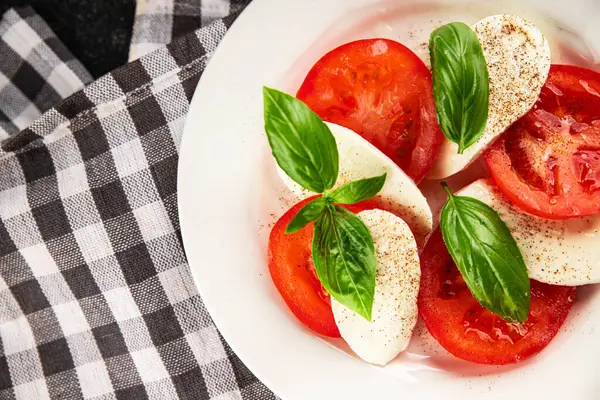 Caprese salatası mozzarella ve domates, fesleğen taze lezzetli gurme yemek arkaplan masa üzerinde rustik gıda üst görünüm fotokopi alanı keto ve paleo diyet vegan ve vegan gıda