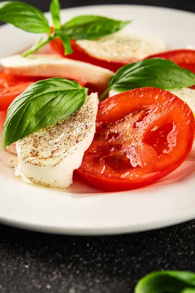 Caprese salatası mozzarella ve domates, fesleğen taze lezzetli gurme yemek arkaplan masa üzerinde rustik gıda üst görünüm fotokopi alanı keto ve paleo diyet vegan ve vegan gıda