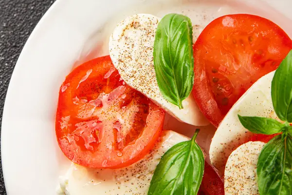 Caprese salatası mozzarella ve domates, fesleğen taze lezzetli gurme yemek arkaplan masa üzerinde rustik gıda üst görünüm fotokopi alanı keto ve paleo diyet vegan ve vegan gıda