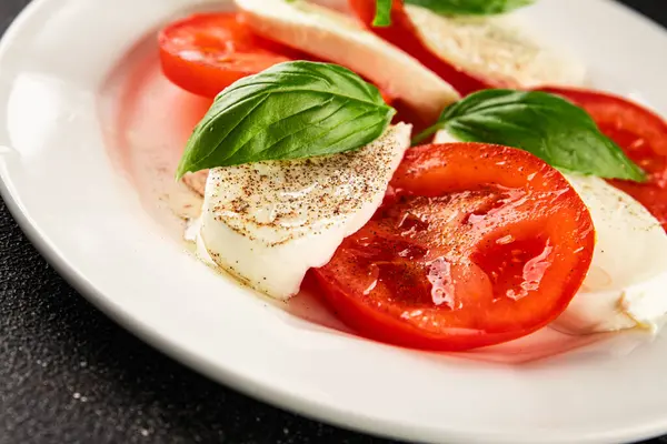 Caprese salatası mozzarella ve domates, fesleğen taze lezzetli gurme yemek arkaplan masa üzerinde rustik gıda üst görünüm fotokopi alanı keto ve paleo diyet vegan ve vegan gıda