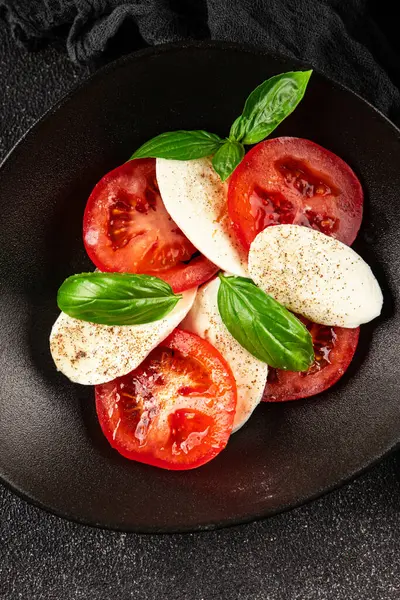 Caprese salatası mozzarella ve domates, fesleğen taze lezzetli gurme yemek arkaplan masa üzerinde rustik gıda üst görünüm fotokopi alanı keto ve paleo diyet vegan ve vegan gıda
