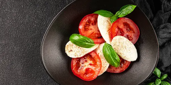 Caprese salatası mozzarella ve domates, fesleğen taze lezzetli gurme yemek arkaplan masa üzerinde rustik gıda üst görünüm fotokopi alanı keto ve paleo diyet vegan ve vegan gıda