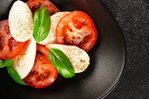 Caprese salatası mozzarella ve domates, fesleğen taze lezzetli gurme yemek arkaplan masa üzerinde rustik gıda üst görünüm fotokopi alanı keto ve paleo diyet vegan ve vegan gıda