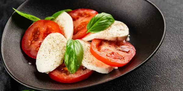 Caprese salatası mozzarella ve domates, fesleğen taze lezzetli gurme yemek arkaplan masa üzerinde rustik gıda üst görünüm fotokopi alanı keto ve paleo diyet vegan ve vegan gıda