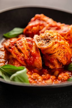 Doldurulmuş lahana sosu, fasulye eti, lahana, taze lezzetli gurme yemek arkaplanı kırsal yiyecekler, fotokopi alanı.