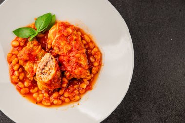 Doldurulmuş lahana sosu, fasulye eti, lahana, taze lezzetli gurme yemek arkaplanı kırsal yiyecekler, fotokopi alanı.