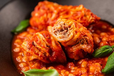 Doldurulmuş lahana sosu, fasulye eti, lahana, taze lezzetli gurme yemek arkaplanı kırsal yiyecekler, fotokopi alanı.