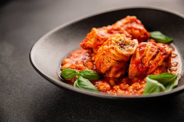 Doldurulmuş lahana sosu, fasulye eti, lahana, taze lezzetli gurme yemek arkaplanı kırsal yiyecekler, fotokopi alanı.